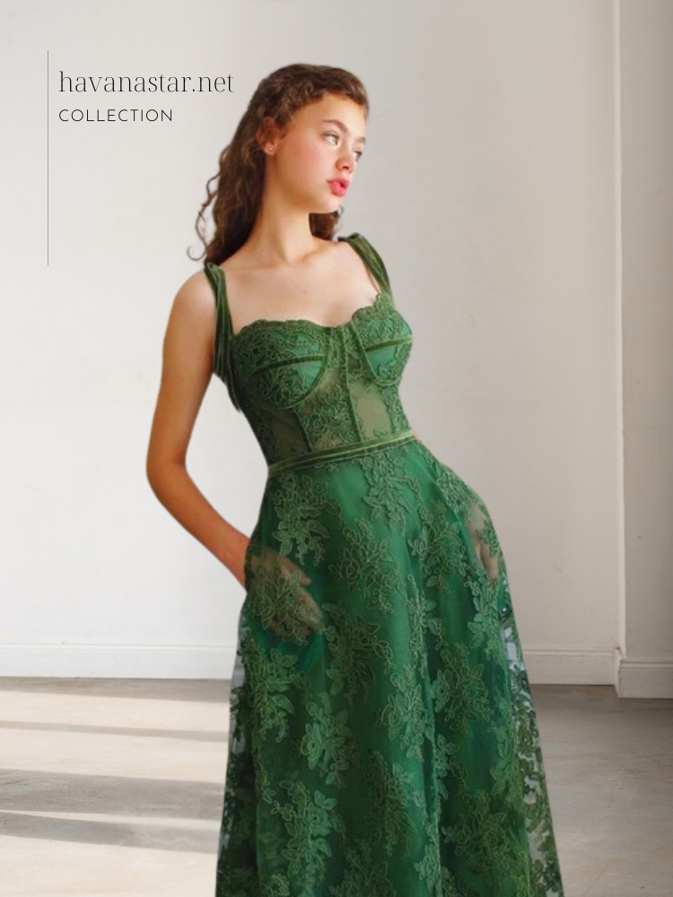 ‏فستان من الدانتيل الأخضر مزين بأشرطة