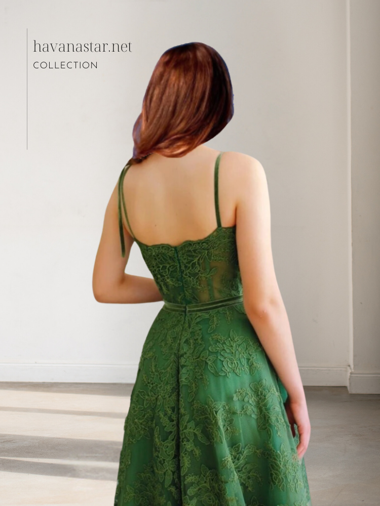 ‏فستان من الدانتيل الأخضر مزين بأشرطة